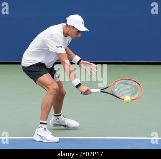 31 agosto 2024: Matteo Arnaldi (ITA) perde contro Jordan Thompson (AUS) 7-5 nel primo set agli US Open giocando al Billie Jean King National Tennis Center di Flushing, Queens, NY, {USA} © Grace Schultz/Cal Sport Media Foto Stock