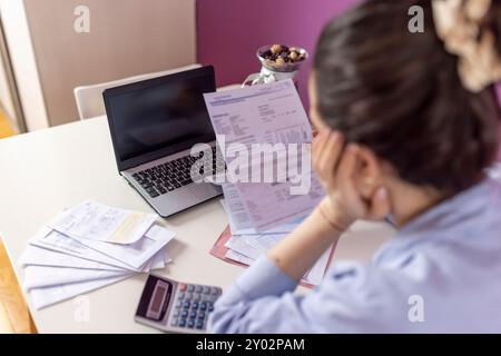 Donna frustrata preoccupata di leggere cattive notizie. Una giovane donna ansiosa, che ha problemi con le bollette della famiglia, ha paura dei debiti fallimentari e. Foto Stock