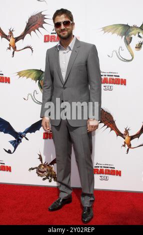 Gerard Butler alla prima di Los Angeles di "How to Train Your Dragon" tenutasi presso gli Universal Studios Gibson Amphitheatre di Universal City il 21 marzo 2010. Foto Stock