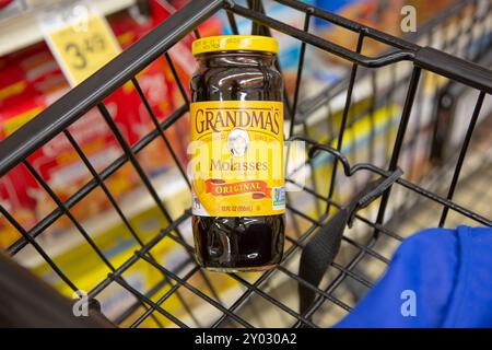 Los Angeles, California, Stati Uniti - 05-20-2022: Una vista di un vaso di melassa della nonna, in un carrello della spesa, in mostra in un negozio di alimentari locale. Foto Stock