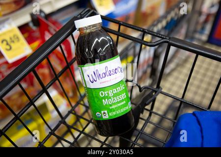 Los Angeles, California, Stati Uniti - 05-20-2022: Una vista di un barattolo di melassa sana, in un carrello della spesa, in mostra in un negozio di alimentari locale. Foto Stock