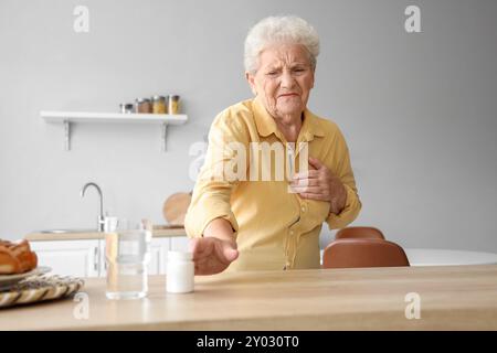 Donna anziana con infarto che prenderà medicine a casa Foto Stock