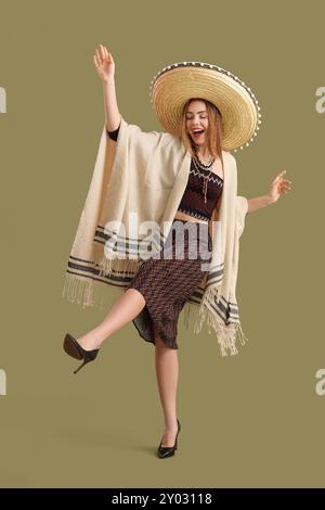 Giovane donna con cappello sombrero su sfondo verde. Festa del giorno dei morti in Messico (El dia de Muertos) Foto Stock