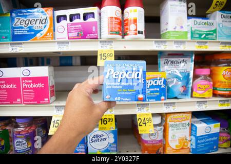 Los Angeles, California, Stati Uniti - 05-20-2022: Una vista di una mano che tiene una scatola di Pepcid AC, in mostra in un negozio di alimentari locale. Foto Stock