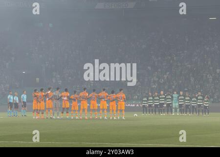 31 agosto 2024. Lisbona, Portogallo. Porto e giocatori dello Sporting durante un minuto di silenzio durante la partita del quarto giorno di Liga Portugal Betclic, Sporting CP vs FC Porto crediti: Alexandre de Sousa/Alamy Live News Foto Stock