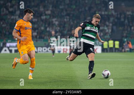 31 agosto 2024. Lisbona, Portogallo. Il difensore portoghese del Porto Ze Pedro (97) e l'attaccante svedese dello Sporting Viktor Gyokeres (9) in azione durante la partita del quarto giorno di Liga Portugal Betclic, Sporting CP vs FC Porto Credit: Alexandre de Sousa/Alamy Live News Foto Stock