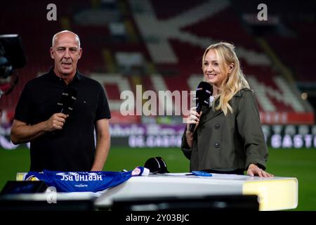 Katharina Kleinfeldt (Sport1 TV Moderatorin) mit Mario Basler (Ex Fußballspieler, TV Experte), GER, FC Kaiserslautern (FCK) vs Hertha BSC Berlin (BSC), Fussball 2. Bundesliga, 4. Spieltag, Saison 2024/2025, 31.08.2024 normative DFB/DFL vietano qualsiasi uso di fotografie come sequenze di immagini e/o quasi-video foto: Eibner-Pressefoto/Michael Memmler Foto Stock