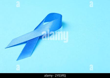 Consapevolezza del cancro alla prostata. Nastro blu su sfondo a colori, primo piano. Spazio per il testo Foto Stock