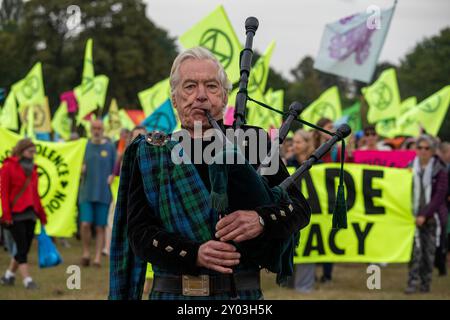 Windsor, Regno Unito. 31 agosto 2024. Un uomo vestito di kilt scozzese ha ambientato e suona la sua cornamusa durante la marcia a Windsor. I membri della ribellione per l'estinzione si riunirono per il fine settimana a Windsor vicino al castello. Fine settimana chiamato "aggiornare la democrazia” perché, secondo la ribellione per l'estinzione, il sistema politico è obsoleto e non è in grado di rispondere alla crisi climatica ed ecologica che l'umanità deve affrontare. (Foto di Krisztian Elek/SOPA Images/Sipa USA) credito: SIPA USA/Alamy Live News Foto Stock