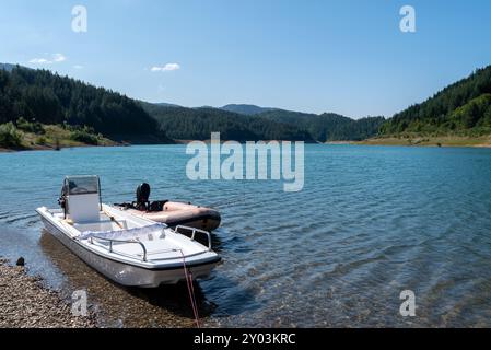 Un bellissimo paesaggio con due barche da pesca lungo la riva del lago Zaovine nel parco nazionale di Tara, in Serbia. Foto Stock