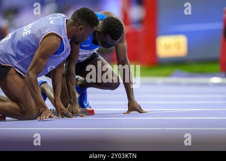 Parigi, Francia. 31 agosto 2021. Guillaume Junior Atangana (R) e la sua guida Donard Ndim Nyamjua del Refugee Paralympic Team (RPT) si preparano a gareggiare prima della semifinale maschile 400m T11 di para atletica ai Giochi Paralimpici di Parigi 2024, Francia, 31 agosto 2021. Durante i Giochi Paralimpici di Parigi 2024, otto atleti e un corridore guida competono come parte della più grande squadra Paralimpica per i rifugiati di sempre. Crediti: Zhang Cheng/Xinhua/Alamy Live News Foto Stock