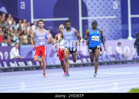 Parigi, Francia. 31 agosto 2021. Guillaume Junior Atangana (1° R) e la sua guida Donard Ndim Nyamjua (2° R) del Refugee Paralympic Team (RPT) gareggiano durante la semifinale maschile 400m T11 di para atletica ai Giochi Paralimpici di Parigi 2024, Francia, 31 agosto 2021. Durante i Giochi Paralimpici di Parigi 2024, otto atleti e un corridore guida competono come parte della più grande squadra Paralimpica per i rifugiati di sempre. Crediti: Zhang Cheng/Xinhua/Alamy Live News Foto Stock