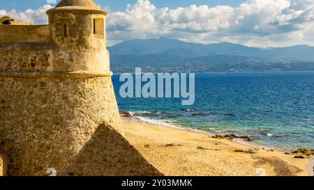 La Citadelle di Ajaccio, antica fortezza in pietra e spiaggia di sabbia in Corsica, Francia Foto Stock