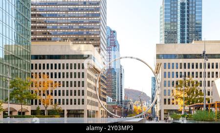 L'opera d'arte Ring nel centro di Montreal. Grande struttura circolare in acciaio all'entrata principale dell'Esplanade di Place Ville Marie. Montreal, QC Canada 10,22 Foto Stock