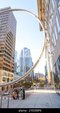 L'opera d'arte Ring nel centro di Montreal. Grande struttura circolare in acciaio all'entrata principale dell'Esplanade di Place Ville Marie. Montreal, QC Canada 10,22 Foto Stock