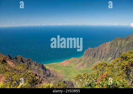 La cima del Waimea Canyon si affaccia sull'Oceano Pacifico Foto Stock