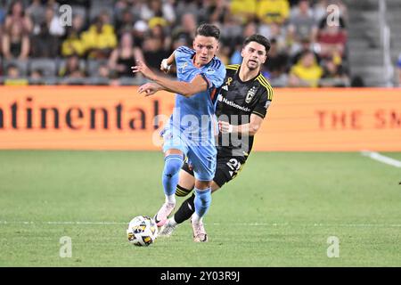 31 agosto 2024: Il centrocampista di New York Hannes Wolf (17) affronta l'attaccante dei Columbus Crew Max Arfsten (27) nel loro match a Columbus, Ohio. Brent Clark/Cal Sport Media Foto Stock