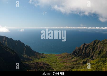 La cima del Waimea Canyon si affaccia sull'Oceano Pacifico Foto Stock