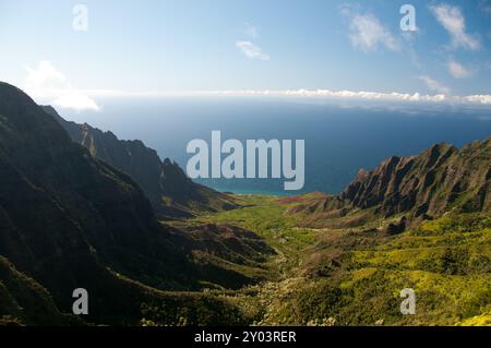 La cima del Waimea Canyon si affaccia sull'Oceano Pacifico Foto Stock