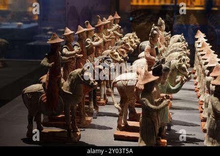 XI'AN, CINA - 31 AGOSTO 2024 - statuette di ceramica dipinta della dinastia Ming in mostra al Museo Xi'an di Xi'an, provincia di Shaanxi, Cina, ago Foto Stock