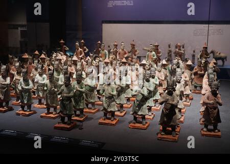 XI'AN, CINA - 31 AGOSTO 2024 - statuette di ceramica dipinta della dinastia Ming in mostra al Museo Xi'an di Xi'an, provincia di Shaanxi, Cina, ago Foto Stock