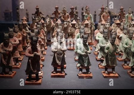 XI'AN, CINA - 31 AGOSTO 2024 - statuette di ceramica dipinta della dinastia Ming in mostra al Museo Xi'an di Xi'an, provincia di Shaanxi, Cina, ago Foto Stock