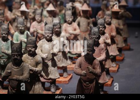 XI'AN, CINA - 31 AGOSTO 2024 - statuette di ceramica dipinta della dinastia Ming in mostra al Museo Xi'an di Xi'an, provincia di Shaanxi, Cina, ago Foto Stock