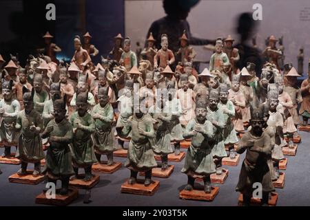 XI'AN, CINA - 31 AGOSTO 2024 - statuette di ceramica dipinta della dinastia Ming in mostra al Museo Xi'an di Xi'an, provincia di Shaanxi, Cina, ago Foto Stock