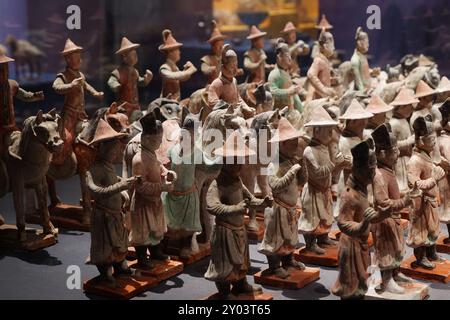 XI'AN, CINA - 31 AGOSTO 2024 - statuette di ceramica dipinta della dinastia Ming in mostra al Museo Xi'an di Xi'an, provincia di Shaanxi, Cina, ago Foto Stock