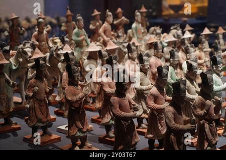 XI'AN, CINA - 31 AGOSTO 2024 - statuette di ceramica dipinta della dinastia Ming in mostra al Museo Xi'an di Xi'an, provincia di Shaanxi, Cina, ago Foto Stock