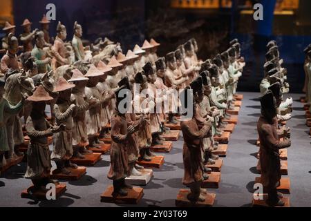 XI'AN, CINA - 31 AGOSTO 2024 - statuette di ceramica dipinta della dinastia Ming in mostra al Museo Xi'an di Xi'an, provincia di Shaanxi, Cina, ago Foto Stock