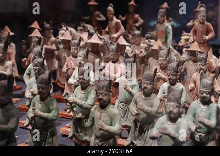 XI'AN, CINA - 31 AGOSTO 2024 - statuette di ceramica dipinta della dinastia Ming in mostra al Museo Xi'an di Xi'an, provincia di Shaanxi, Cina, ago Foto Stock