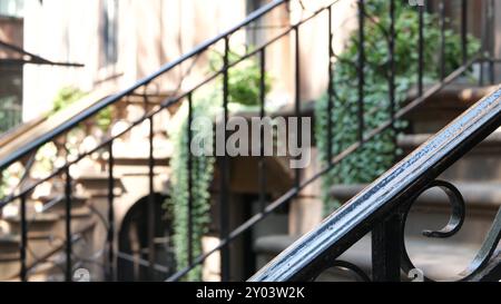 Edificio cittadino di New York, quartiere residenziale di Brooklyn Heights, Stati Uniti. Architettura urbana in pietra marrone, casa annessa. Proprietà immobiliari degli Stati Uniti, proprietà americane, appartamenti e case a New York. Foto Stock