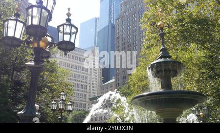 New York City Lower Manhattan, architettura del Downtown Financial District, Stati Uniti. Alti edifici in Broadway Street, USA. Scena urbana americana, fontana nel City Hall Park, New York. Verde. Foto Stock