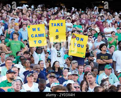 College Station, Texas, Stati Uniti. 31 agosto 2024. Tifosi di Notre Dame durante una partita di football NCAA tra Texas A&M e Notre Dame il 31 agosto 2024 a College Station, Texas. Notre Dame ha vinto, 23-13. (Credit Image: © Scott Coleman/ZUMA Press Wire) SOLO PER USO EDITORIALE! Non per USO commerciale! Foto Stock