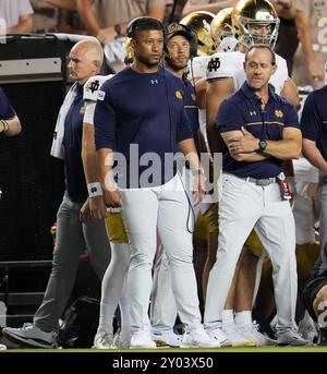 College Station, Texas, Stati Uniti. 31 agosto 2024. Il capo-allenatore di Notre Dame Marcus Freeman durante una partita di football NCAA tra Texas A&M e Notre Dame il 31 agosto 2024 a College Station, Texas. Notre Dame ha vinto, 23-13. (Credit Image: © Scott Coleman/ZUMA Press Wire) SOLO PER USO EDITORIALE! Non per USO commerciale! Foto Stock