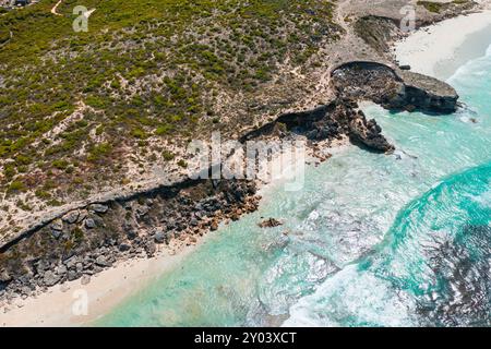 Vista aerea di una costa rocciosa erosa e dell'oceano turchese sulla penisola di Eyre nell'Australia meridionale Foto Stock