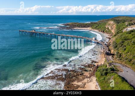 Vista aerea del molo di Catherine Hill Bay sulla costa centrale del New South Wales. Questo molo era precedentemente utilizzato per caricare carbone dalle miniere di carbone adiacenti che erano c Foto Stock