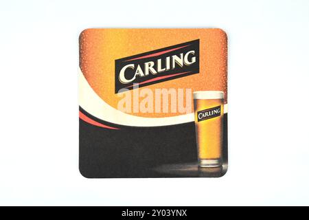 Tappeto di birra Carling su sfondo bianco – Galles, Regno Unito – 30 agosto 2024 Foto Stock