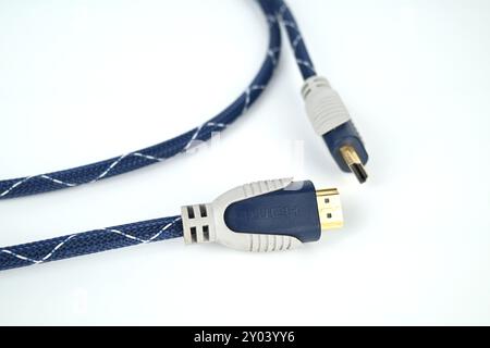 Cavo HDMI intrecciato blu grigio – Galles, Regno Unito – 30 agosto 2024 Foto Stock