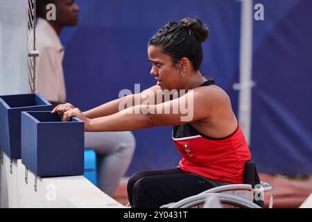 Parigi, Parigi, Francia. 31 agosto 2024. PARIGI, FRANCIA - AGOSTO 31: La Svizzera Nalani Buob, parla con il suo allenatore nella partita contro Aniek Van Koot dei Paesi Bassi, durante la Wheelchair Tennis Competition - Paris 2024 Summer Paralympic Games al Roland Garros il 31 agosto 2024 a Parigi, Francia. (Credit Image: © Mathias Schulz/ZUMA Press Wire) SOLO PER USO EDITORIALE! Non per USO commerciale! Foto Stock