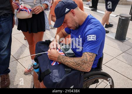 Parigi, Parigi, Francia. 31 agosto 2024. PARIGI, FRANCIA - AGOSTO 31: Impressioni, Andy Lapthorne di Gran Bretagna danno autografi dopo la partita IS durante la Wheelchair Tennis Competition - Paris 2024 Summer Paralympic Games al Roland Garros il 31 agosto 2024 a Parigi, Francia. (Credit Image: © Mathias Schulz/ZUMA Press Wire) SOLO PER USO EDITORIALE! Non per USO commerciale! Foto Stock