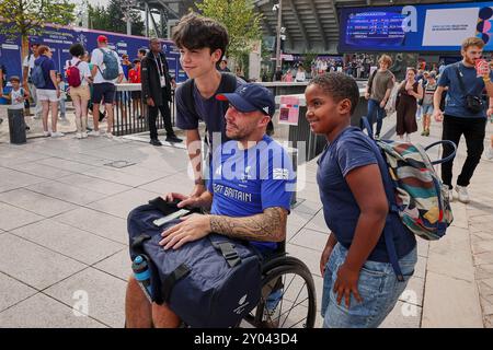 Parigi, Parigi, Francia. 31 agosto 2024. PARIGI, FRANCIA - AGOSTO 31: Impressioni, Andy Lapthorne del Regno Unito fa foto con i tifosi dopo la sua partita durante la gara di tennis in sedia a rotelle - Parigi 2024 Giochi Paralimpici estivi al Roland Garros il 31 agosto 2024 a Parigi, Francia. (Credit Image: © Mathias Schulz/ZUMA Press Wire) SOLO PER USO EDITORIALE! Non per USO commerciale! Foto Stock