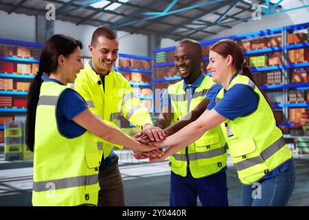 Team Spirit e coesione presso lo stabilimento di logistica del magazzino. Mani di supporto Foto Stock