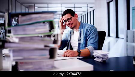 Commercialista frustrato con mal di testa dovuto allo stress Foto Stock