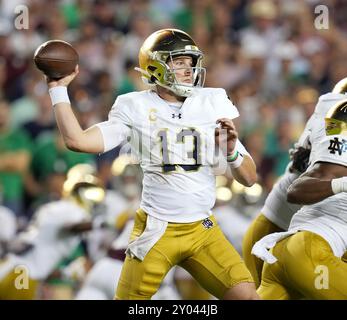 College Station, Texas, Stati Uniti. 31 agosto 2024. Il quarterback di Notre Dame RILEY LEONARD (13) passa la palla durante una partita di football NCAA tra Texas A&M e Notre Dame a College Station. Notre Dame ha vinto, 23-13. (Credit Image: © Scott Coleman/ZUMA Press Wire) SOLO PER USO EDITORIALE! Non per USO commerciale! Foto Stock