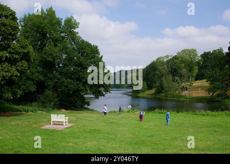 Famiglia che ama una tenuta di campagna Foto Stock