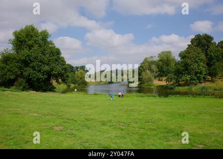 Alberi e lago in una tenuta di campagna a Staunton Harold, Leicestershire, Regno Unito Foto Stock