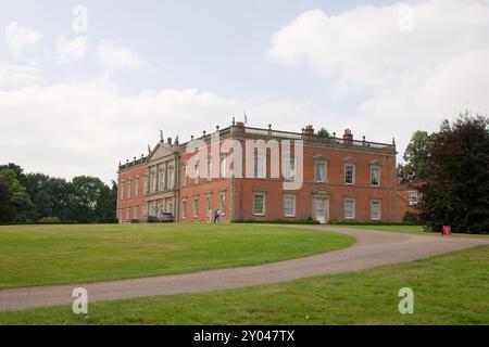 Grande casa di campagna britannica e vialetto di accesso Foto Stock