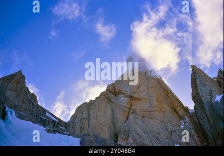 Il versante est del Cerro Torre, 3128 m, nel parco nazionale Los Glaciares, Patagonia, provincia di Santa Cruz, Argentina, Sud America. Gennaio 1993. Foto Stock